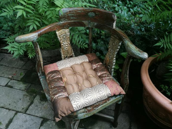 Sitzkissen Patchwork in Brauntönen auf einem Stuhl dekoriert